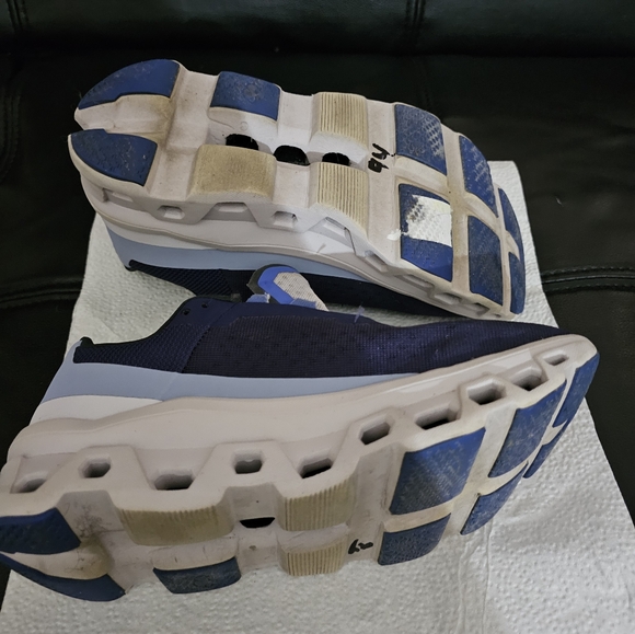 On sneakers - Picture 9 of 9